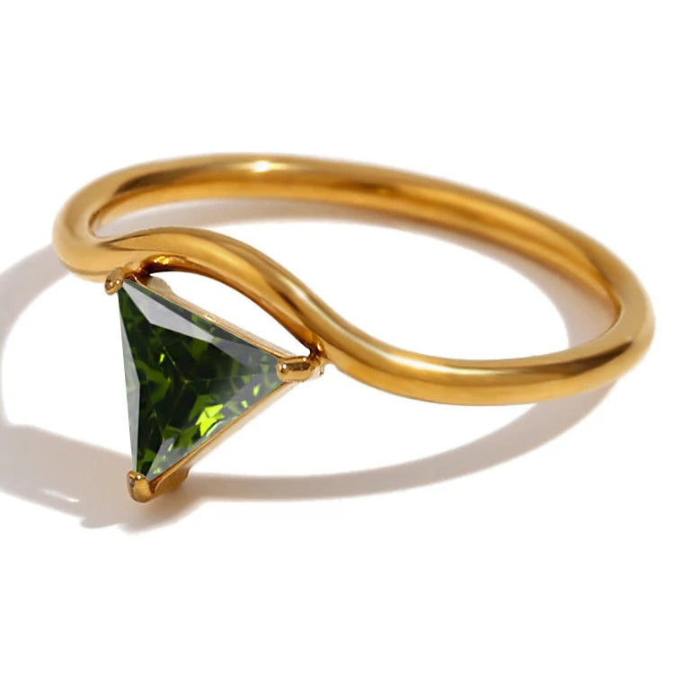 Vergoldeter Ring mit dreieckigem Geburtsstein August