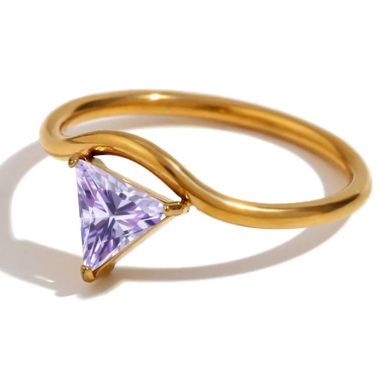 Vergoldeter Ring mit dreieckigem Geburtsstein Februar