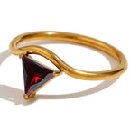 Vergoldeter Ring mit dreieckigem Geburtsstein Januar
