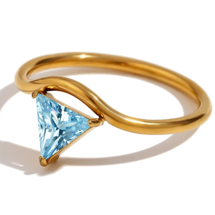 Vergoldeter Ring mit dreieckigem Geburtsstein März