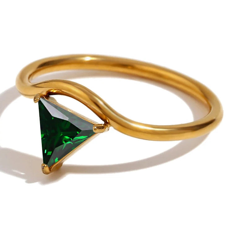 Vergoldeter Ring mit dreieckigem Geburtsstein Mai