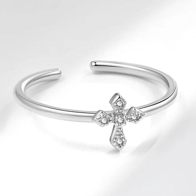 Eleganter Ring mit Zirkonia-Kreuz