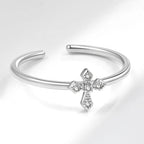 Eleganter Ring mit Zirkonia-Kreuz