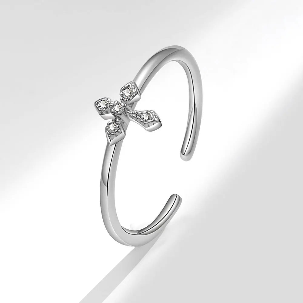 Eleganter Ring mit Zirkonia-Kreuz