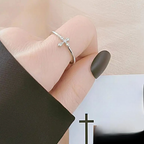 Eleganter Ring mit Zirkonia-Kreuz