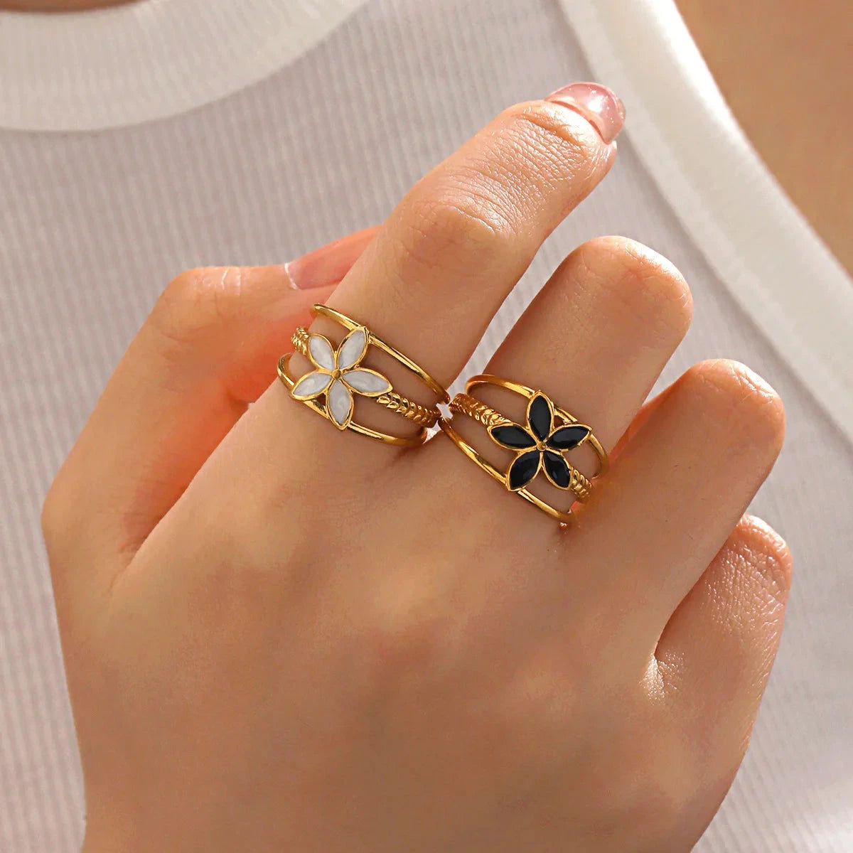 Eleganter Ring mit schwarzer Blume