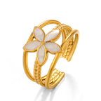 Eleganter Ring mit weißer Blume