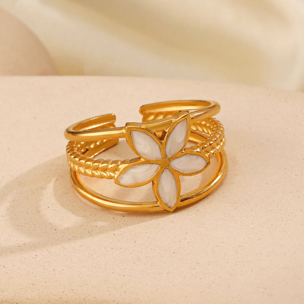Eleganter Ring mit weißer Blume