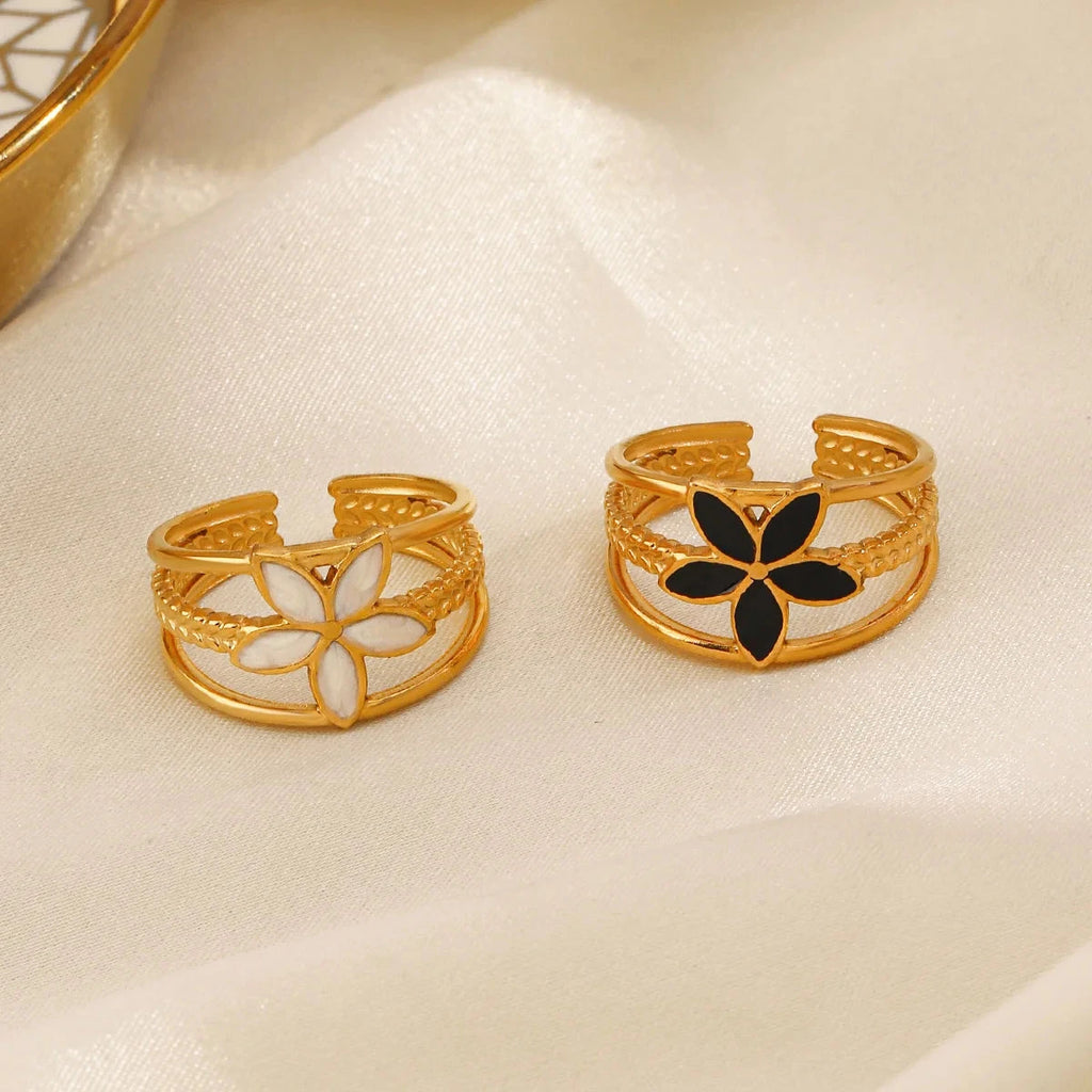 Eleganter Ring mit weißer Blume