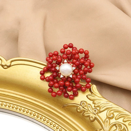 Ring in Form einer Korallenblume und Perlen
