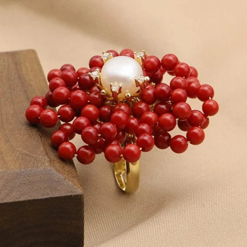 Ring in Form einer Korallenblume und Perlen