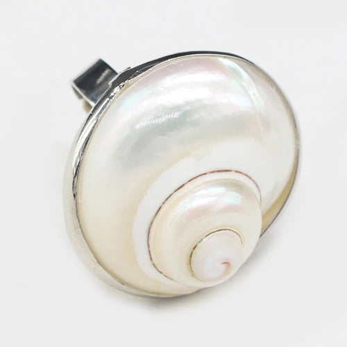 Ring aus Perlmuttschalen