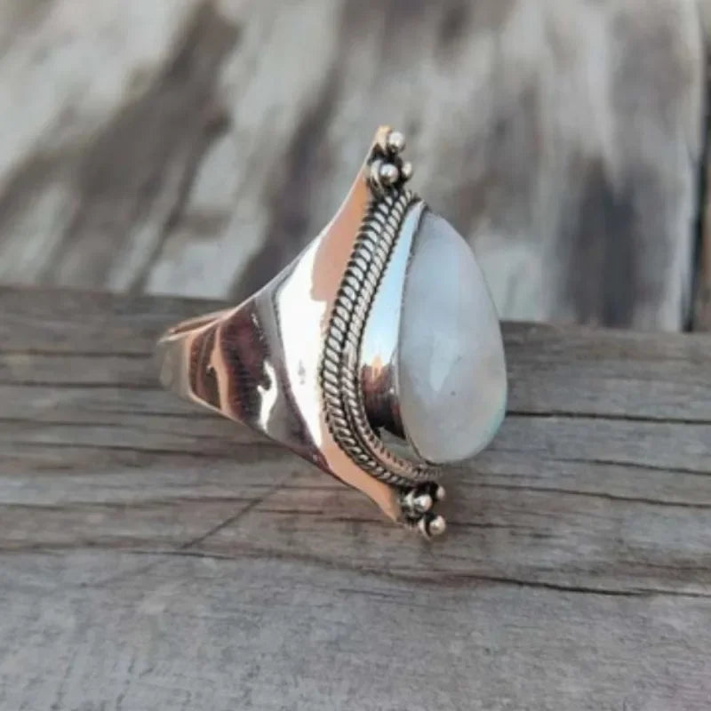 Ethnischer Ring mit Mondstein