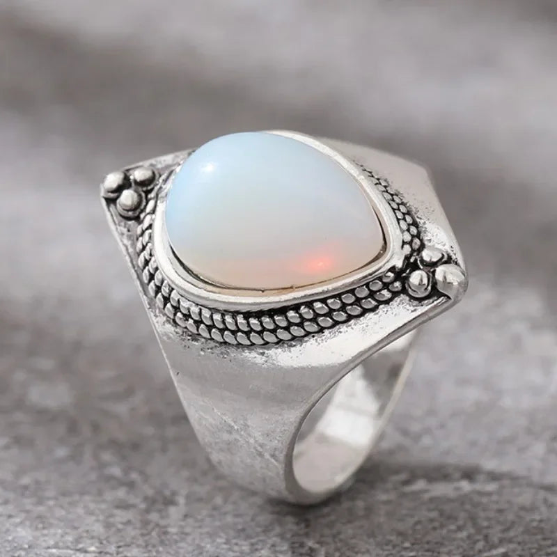 Ethnischer Ring mit Mondstein