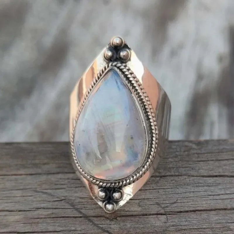 Ethnischer Ring mit Mondstein
