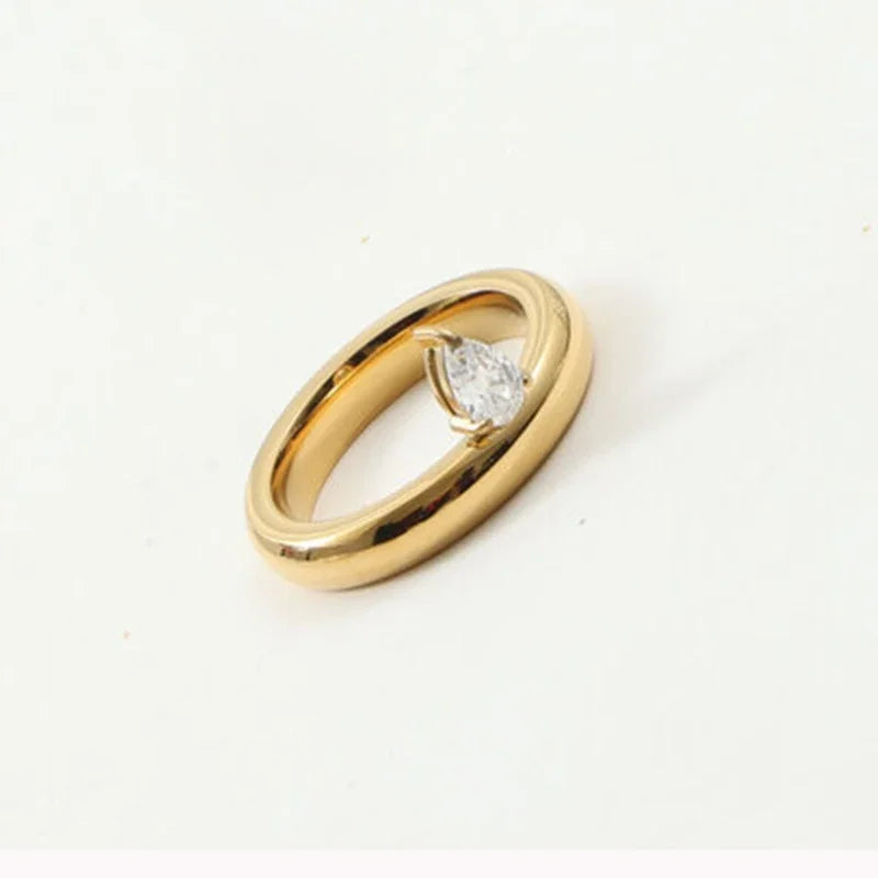 Feiner Ring mit Wassertropfen und Zirkonperle 1