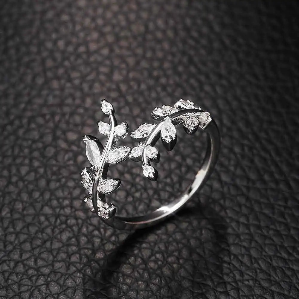 Herbstlicher Lorbeerblatt-Ring mit Zirkonia in Silber
