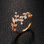 Herbstlicher Lorbeerblatt-Ring mit Zirkonia in Gold