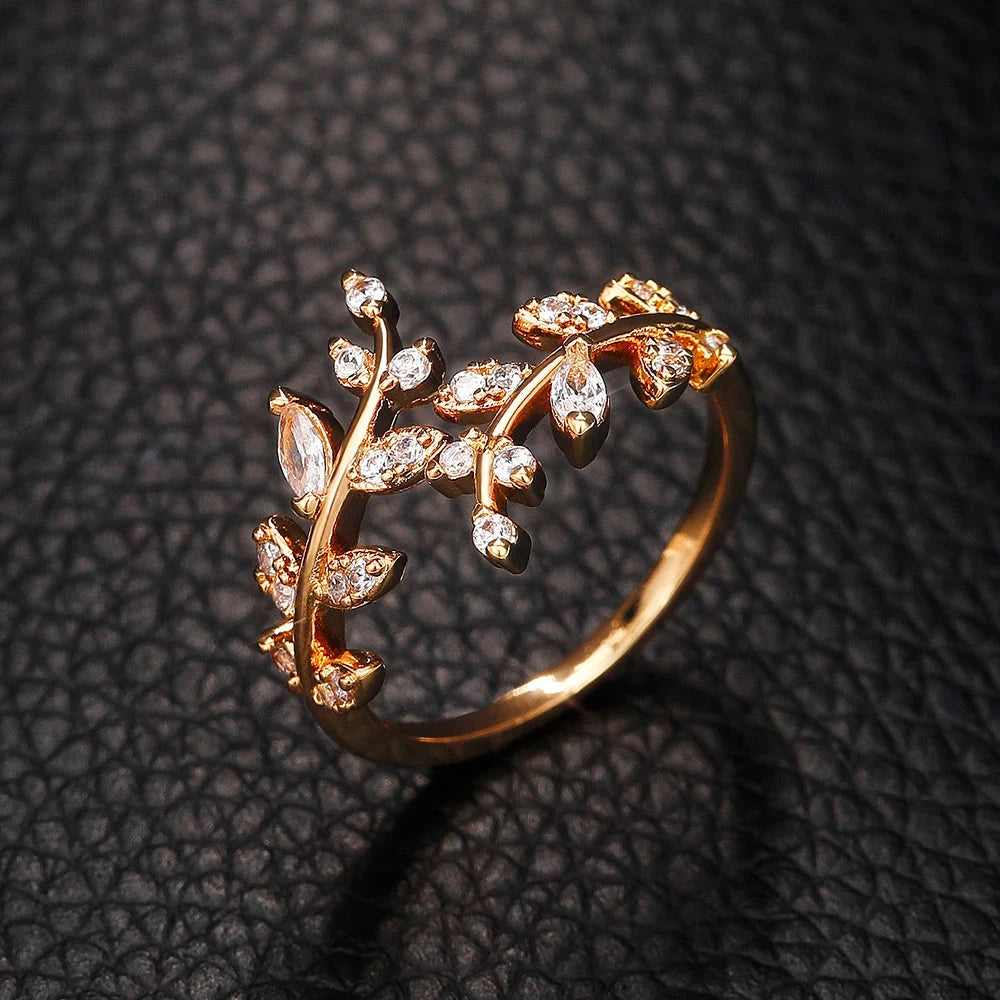 Herbstlicher Lorbeerblatt-Ring mit Zirkonia in Gold