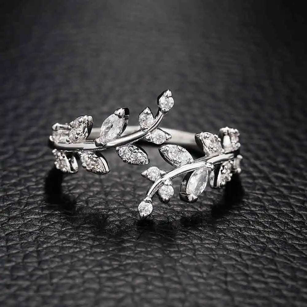 Herbstlicher Lorbeerblatt-Ring mit Zirkonia in Silber