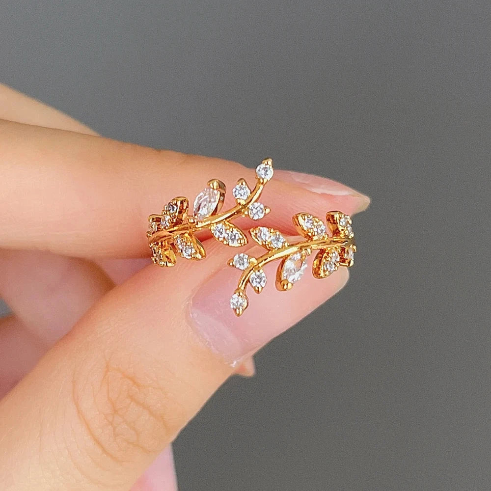 Herbstlicher Lorbeerblatt-Ring mit Zirkonia in Gold