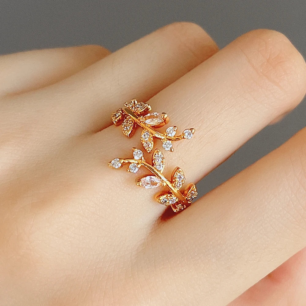 Herbstlicher Lorbeerblatt-Ring mit Zirkonia in Gold