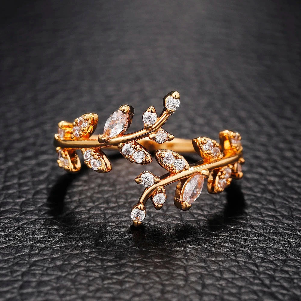 Herbstlicher Lorbeerblatt-Ring mit Zirkonia in Gold