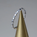 Feiner Ring mit Sternen und funkelnden Strasssteinen