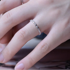 Feiner Ring mit Sternen und funkelnden Strasssteinen