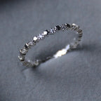 Feiner Ring mit Sternen und funkelnden Strasssteinen