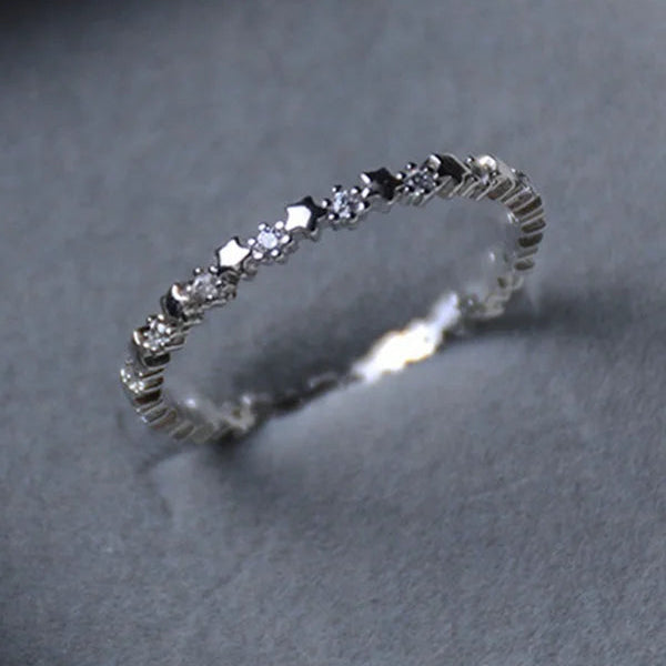Feiner Ring mit Sternen und funkelnden Strasssteinen