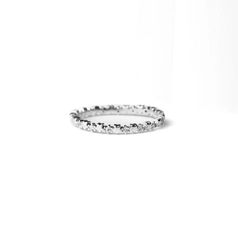Feiner Ring mit Sternen und funkelnden Strasssteinen