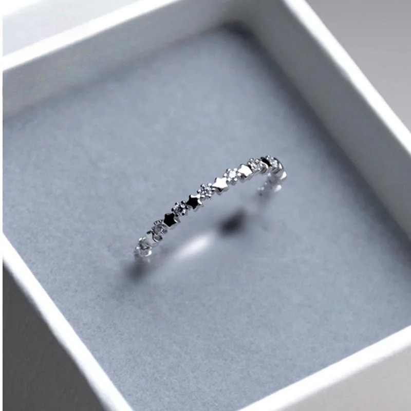 Feiner Ring mit Sternen und funkelnden Strasssteinen
