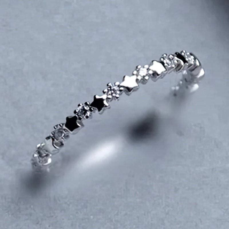 Feiner Ring mit Sternen und funkelnden Strasssteinen 