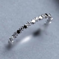 Feiner Ring mit Sternen und funkelnden Strasssteinen 
