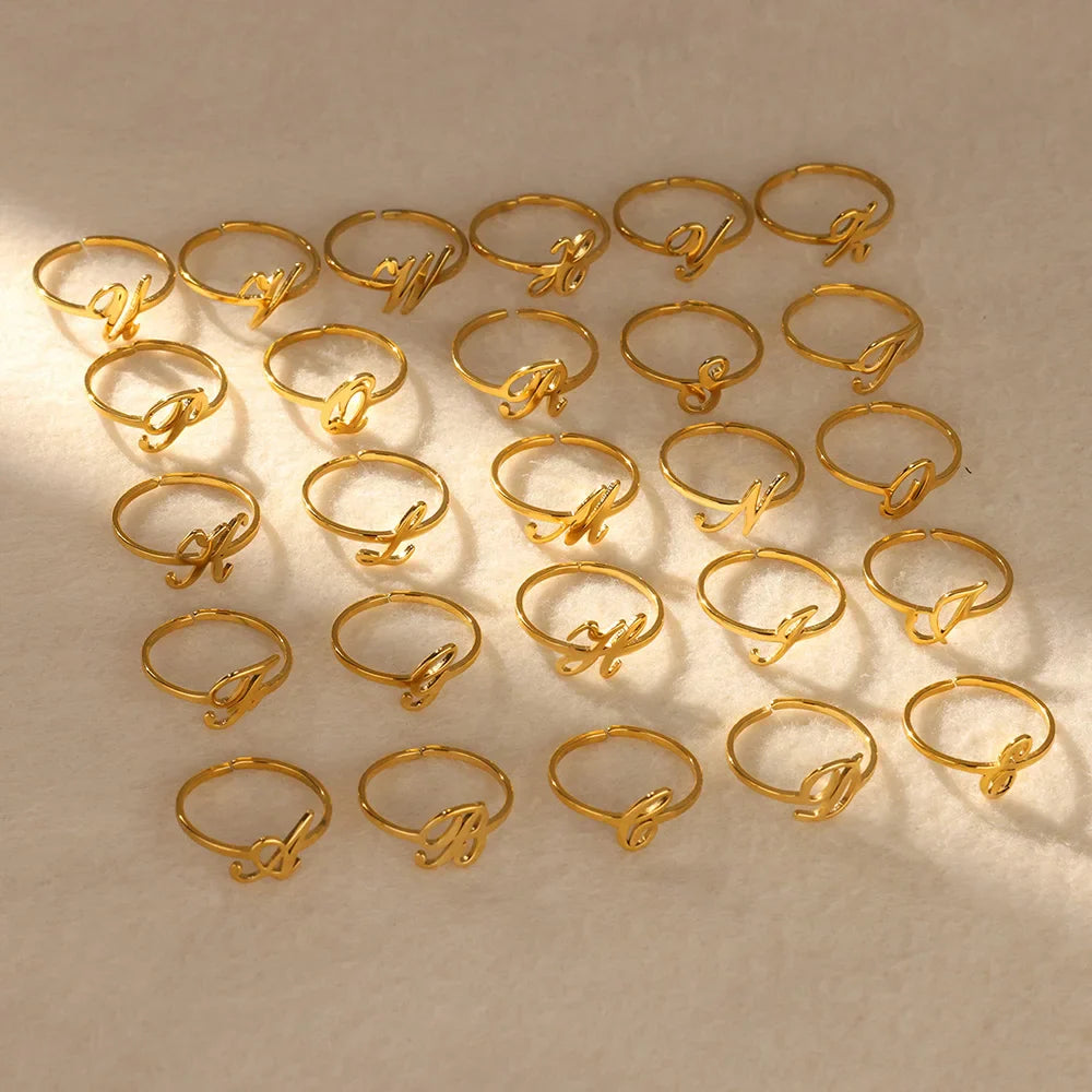 Feiner personalisierter Ring mit Initiale