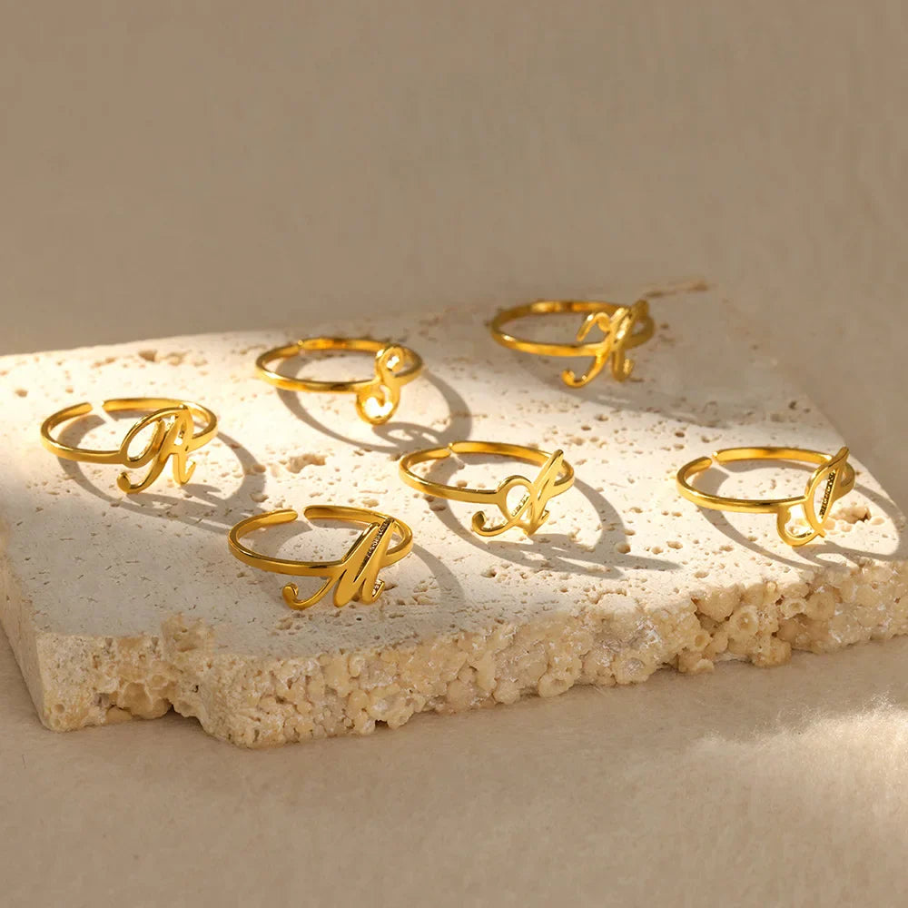 Feiner personalisierter Ring mit Initiale