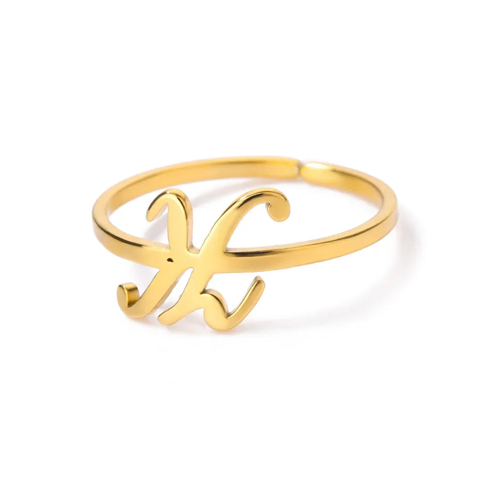 Feiner personalisierter Ring mit Initiale k