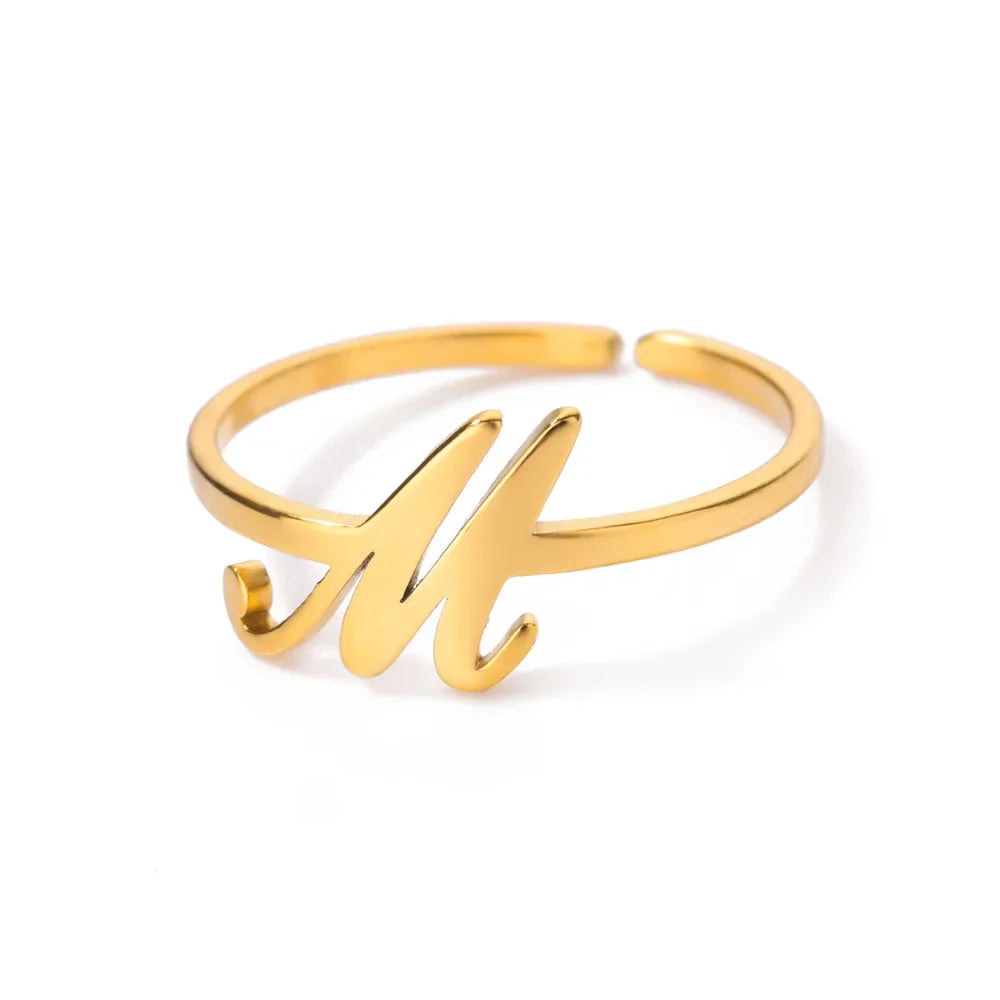 Feiner personalisierter Ring mit Initiale m