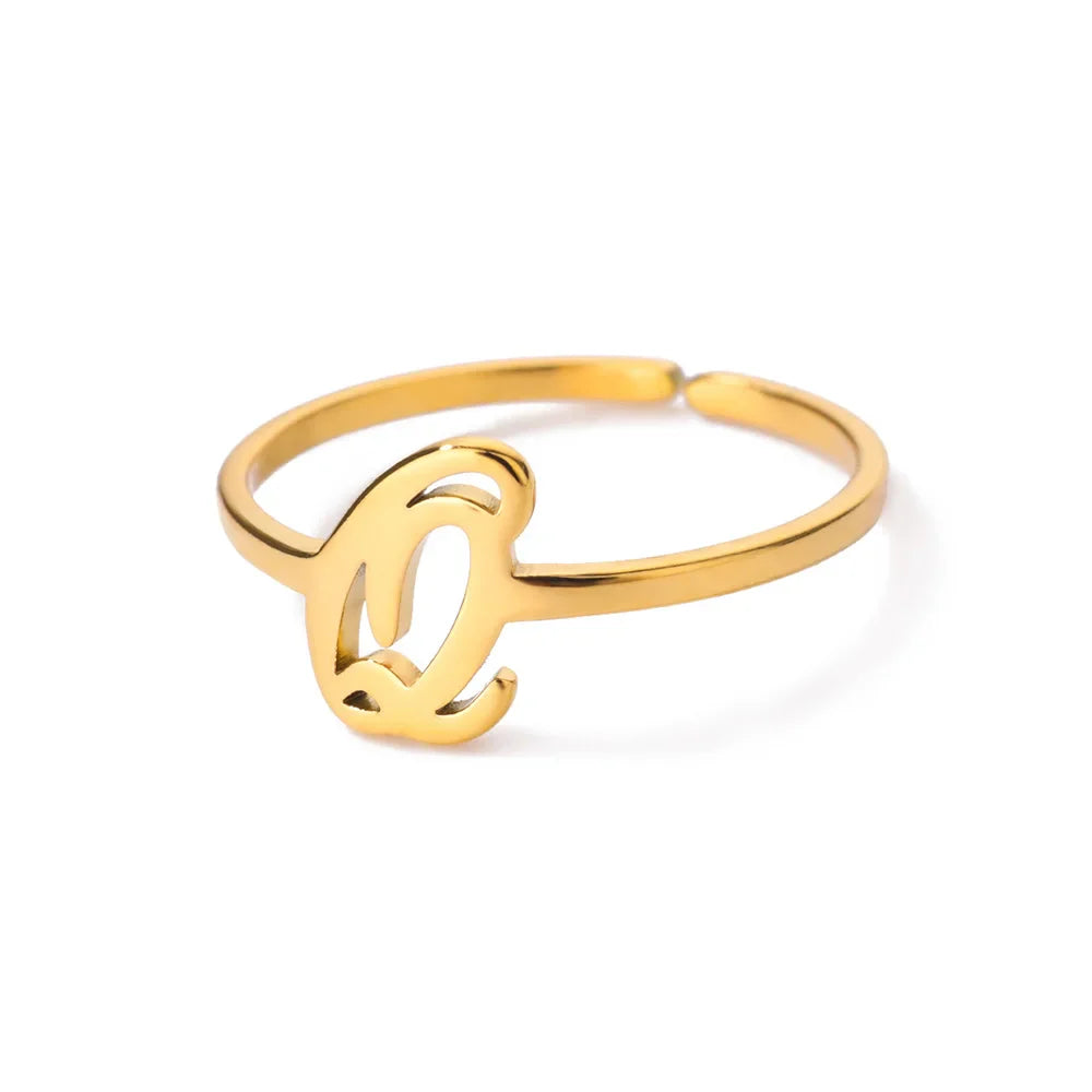 Feiner personalisierter Ring mit Initiale q