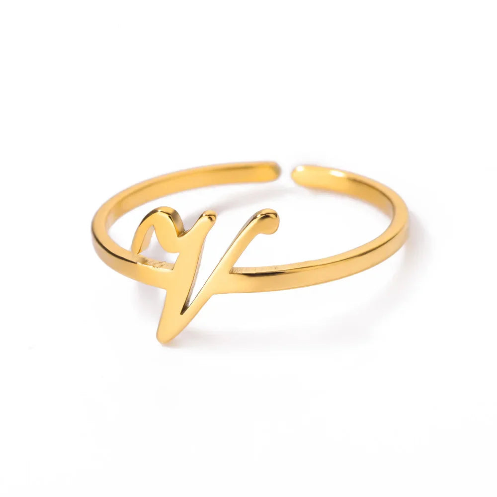 Feiner personalisierter Ring mit Initiale v