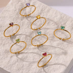 Feiner vergoldeter Ring mit herzförmigem Geburtsstein 