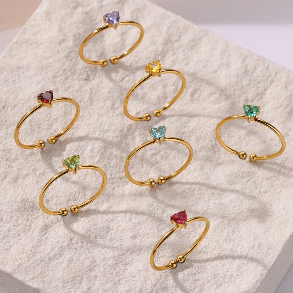 Feiner vergoldeter Ring mit herzförmigem Geburtsstein 
