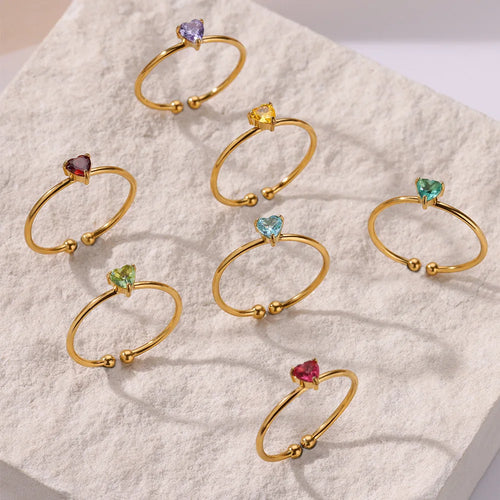 Feiner vergoldeter Ring mit herzförmigem Geburtsstein 