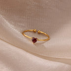 Feiner vergoldeter Ring mit herzförmigem Geburtsstein