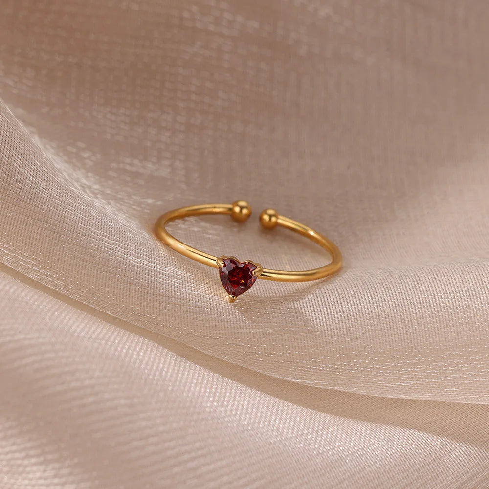 Feiner vergoldeter Ring mit herzförmigem Geburtsstein