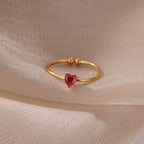 Feiner vergoldeter Ring mit herzförmigem Geburtsstein