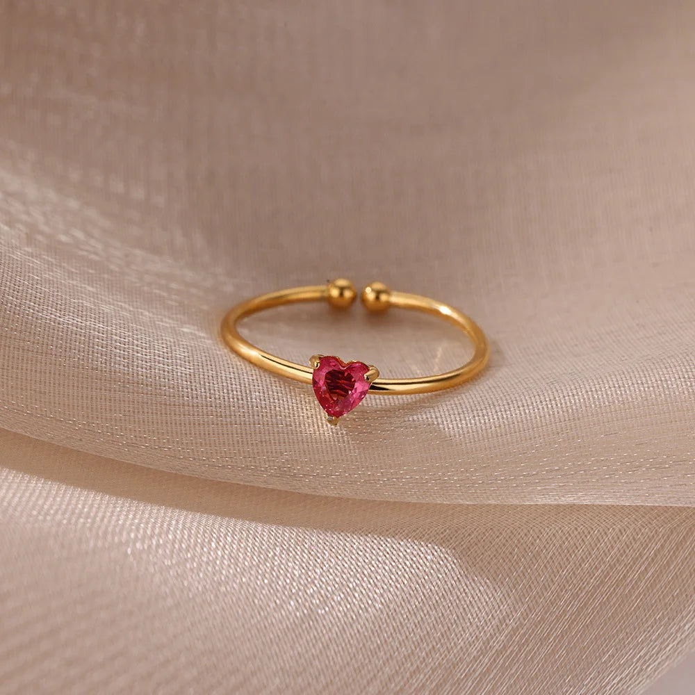 Feiner vergoldeter Ring mit herzförmigem Geburtsstein
