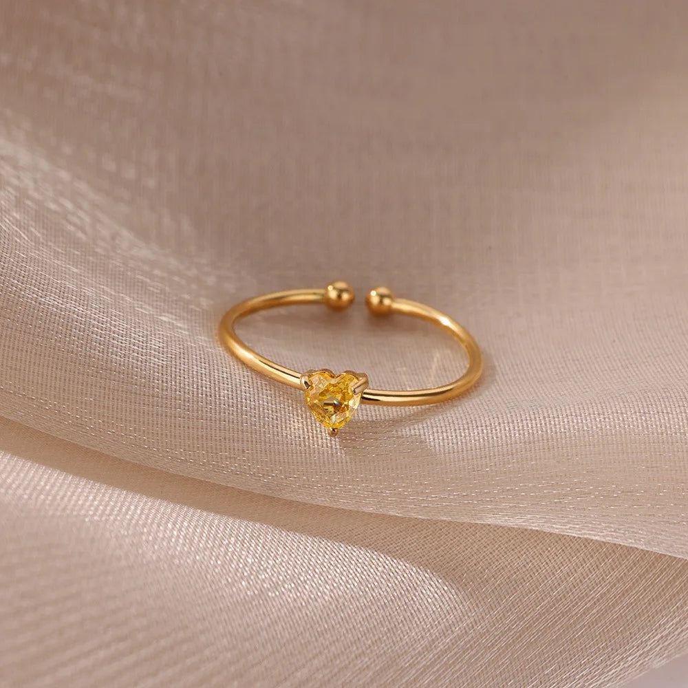Feiner vergoldeter Ring mit herzförmigem Geburtsstein