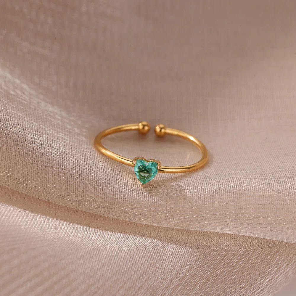 Feiner vergoldeter Ring mit herzförmigem Geburtsstein
